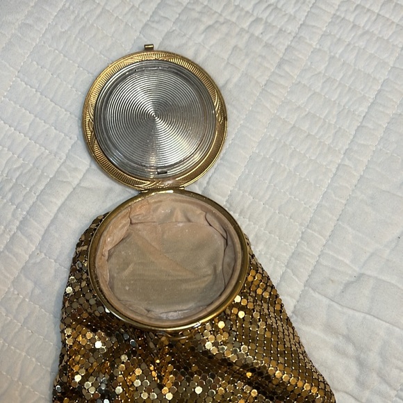 Gold and Black Vintage Art Deco clutch. Secret Compact with Sequin Pouch. - Picture 4 of 10